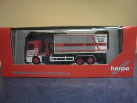 Herpa MB Actros M Abrollcontainer-LKW Feuerwehr Bremen+Kran 091305 