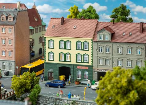 Faller Stadthaus mit Modellbaugeschäft 130628 