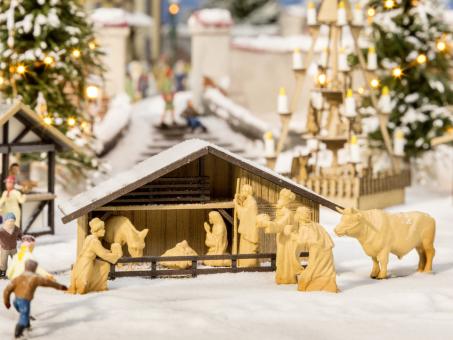 Noch Weihnachtsmarkt-Krippe mit Figuren in Holzoptik 