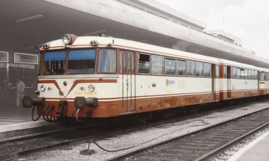 Arnold Schienenbus 3-tlg, silber,RENFE Ep. III HN2352 