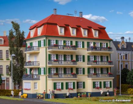 KIBRI H0 Mehrfamilienhaus mit Balkon 38354 