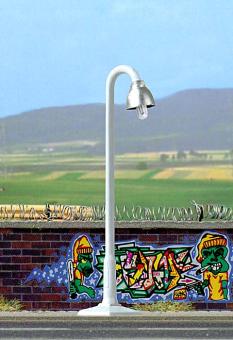 Busch Straßenleuchte mit Holzmast 