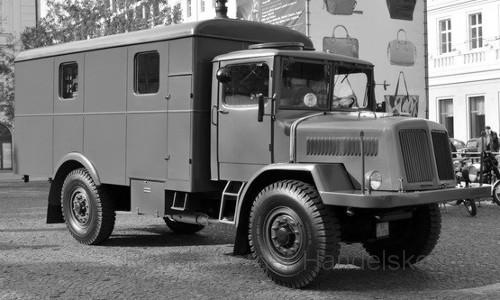 Premium ClassiXXs 1:43 Tatra 128 - 1951 - olive 