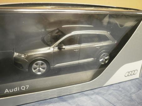 SPARK PKW 1:43 Audi Q7 Graphitegrau 