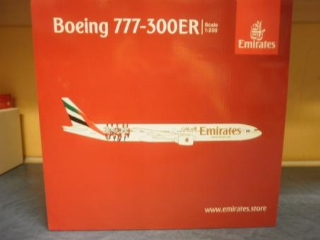 Herpa Wings 1:200 Boeing 777-300ER Emirates Hamburger SV 559034 