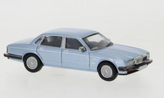 PCX Premium Classics PKW Jaguar XJ 40, metallic-hellblau, 19 