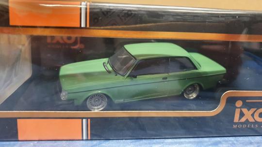 IXO 1:43 Volvo 242 Custom - 1980 - green 