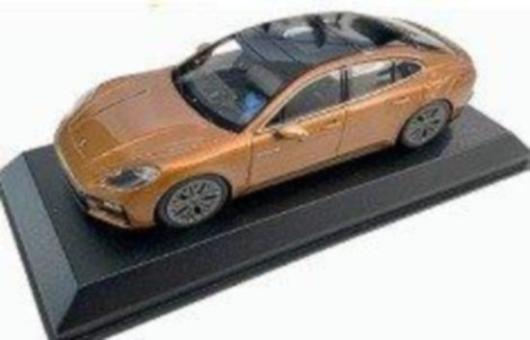 Minichamps 1:43 Porsche Panamera Turbo E-Hybrid (G3) - Madeira gold 