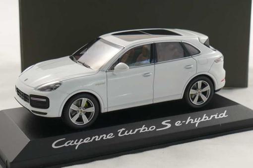Minichamps 1:43 Porsche Cayenne Turbo S e-hybrid - white 